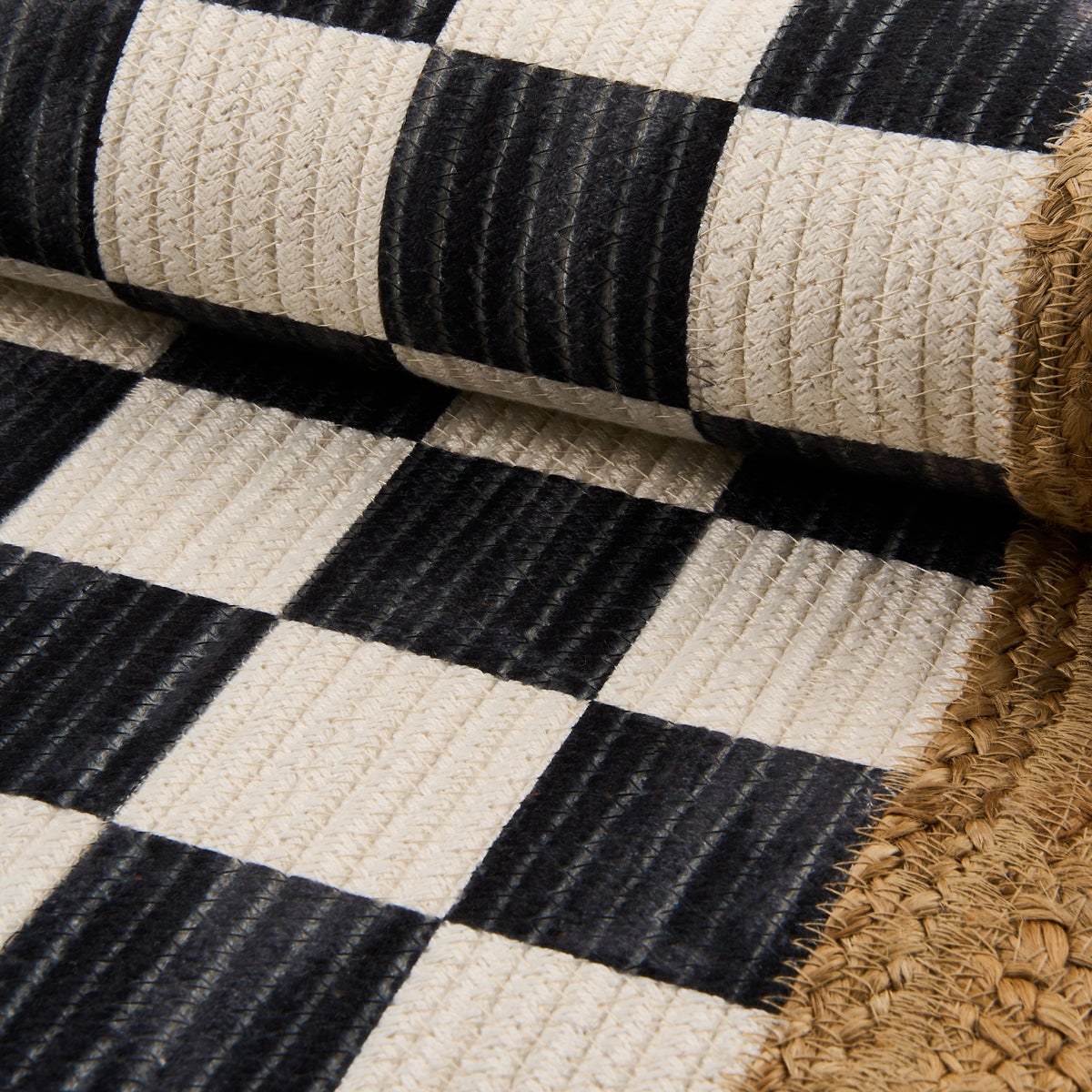 Black Check with Jute Scallops 5' x 7'10.5" Rug - Image 3