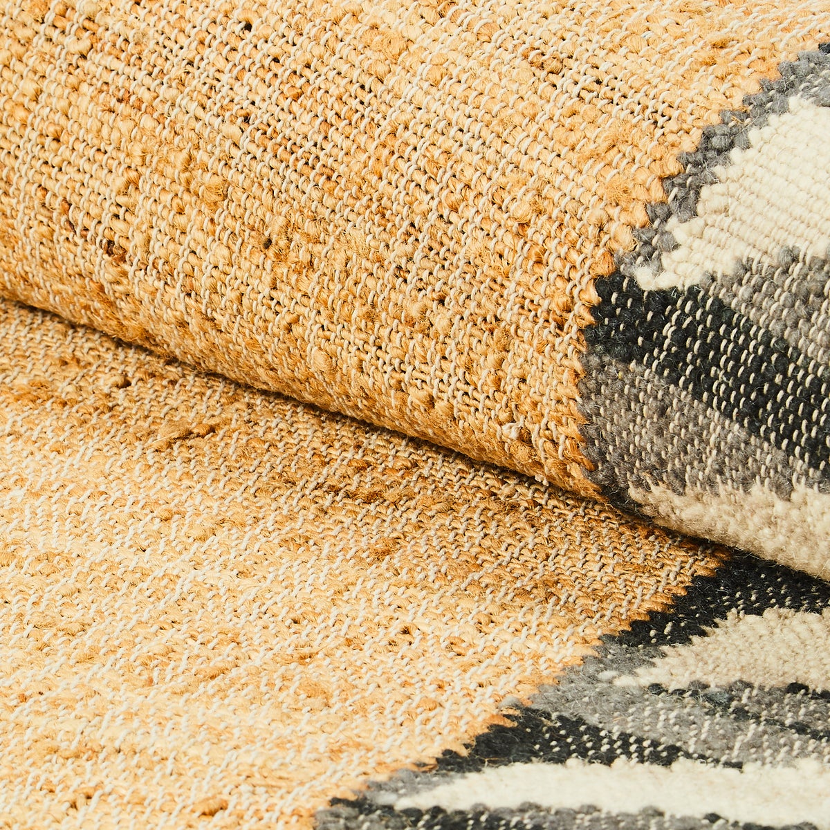 Jute Scalloped Black and White 5' x 8' Rug - Image 2