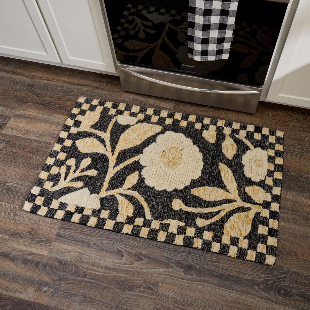 Farmhouse Floral 2'3" x 3'9" Rug - Image 2