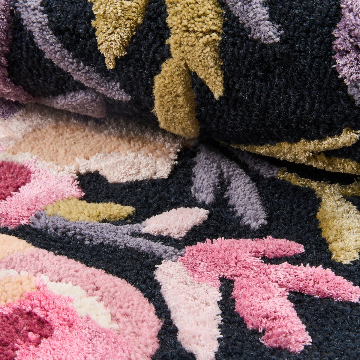 Violet Roses 8' x 10' Rug - Image 3