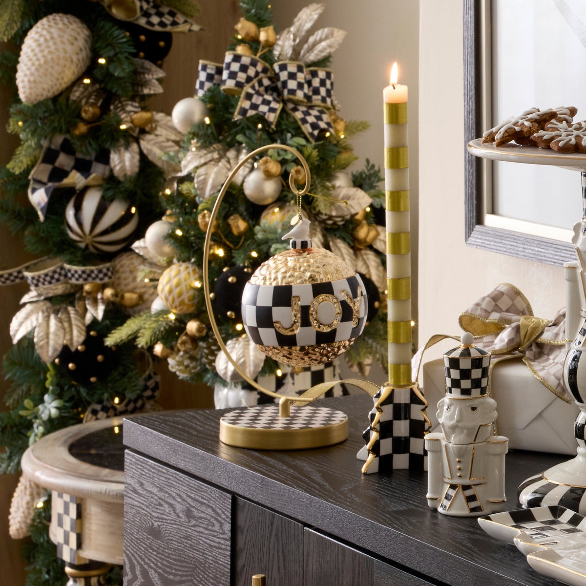 Classic Courtly Ornament Stand - Image 5