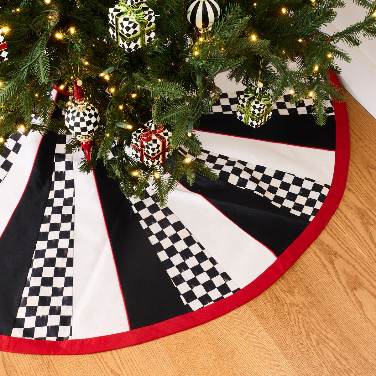 Traditional Courtly Tree Skirt - Image 2